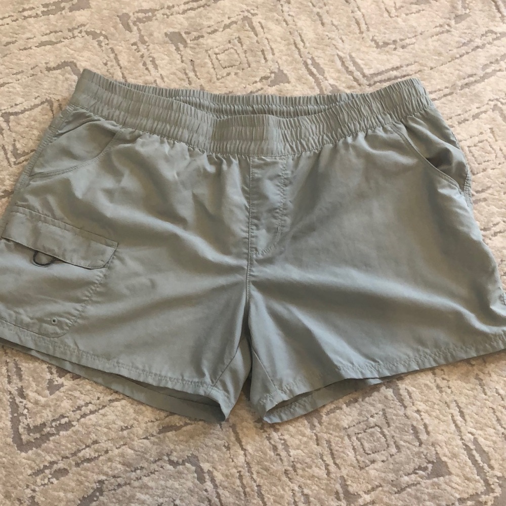 Columbia, hiking shorts size large 👒🩳🩱👙🕶️🐞🐝☀️ light olive green